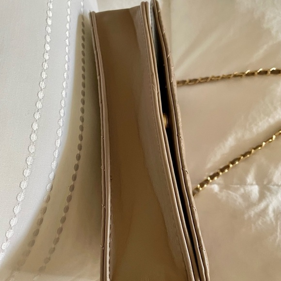 Badgley Mischka Vegan Leather Crossbody Purse, Taupe, Quilted, Gold Chai… - Picture 4 of 8